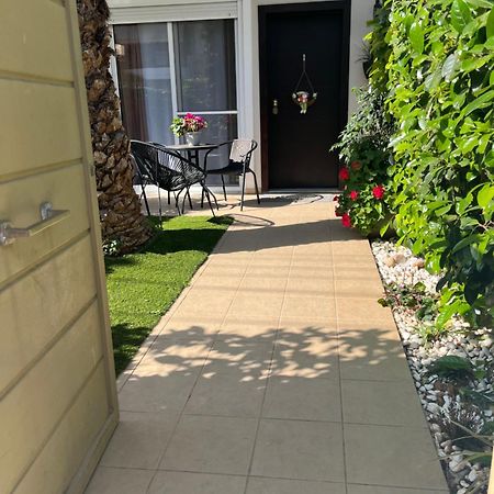 Elegant Glyfada Apartment-Private Garden-Near Metro Athens Ngoại thất bức ảnh