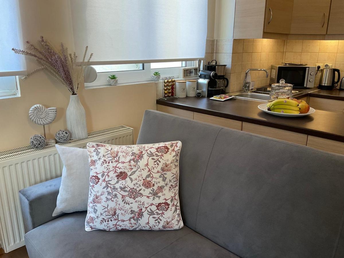 Elegant Glyfada Apartment-Private Garden-Near Metro Athens Ngoại thất bức ảnh